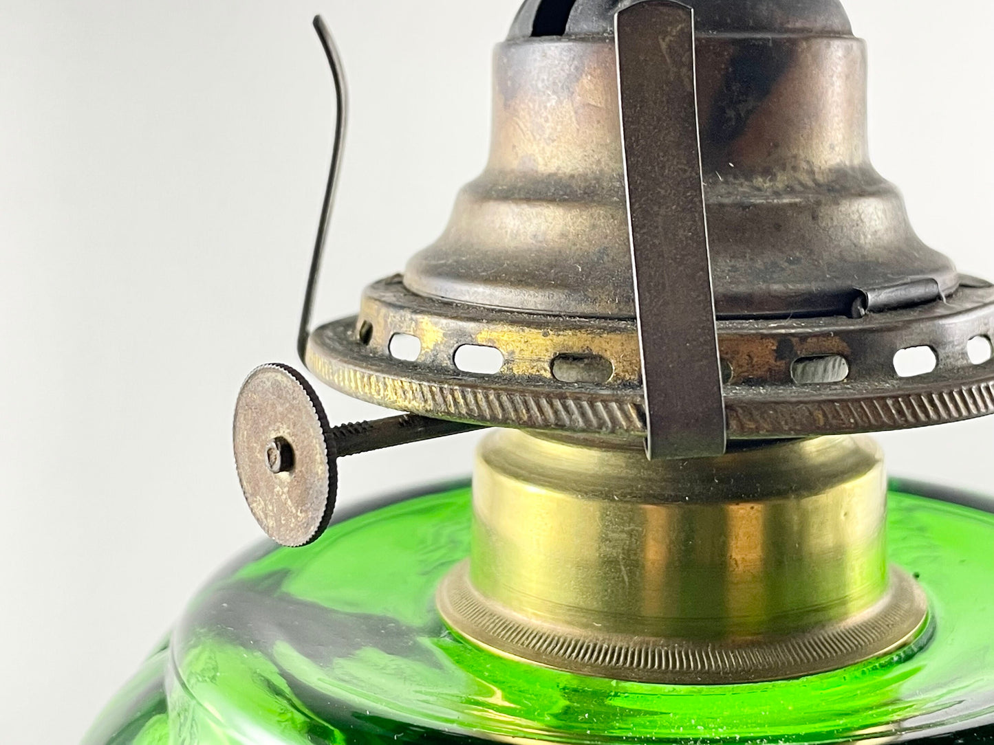 Late Victorian Findlay Green Fishscale and Cable Oil Lamp / Dalzell, Gilmore and Leighton / Ebling Collar / Queen Mary Burner