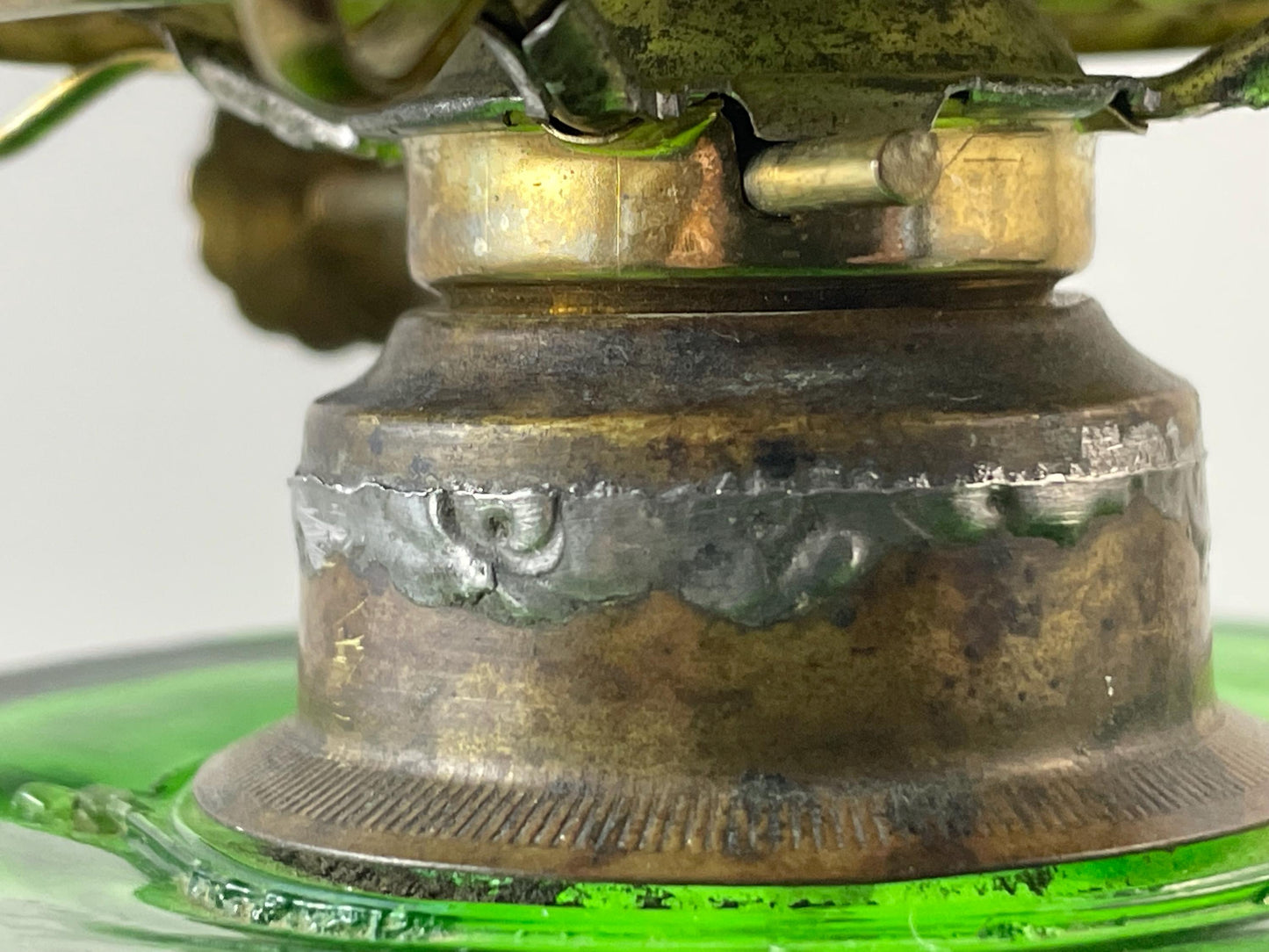 Late Victorian Findlay Green Fishscale and Cable Finger Oil Lamp / Dalzell, Gilmore and Leighton / Vintage Repaired Ebling Collar