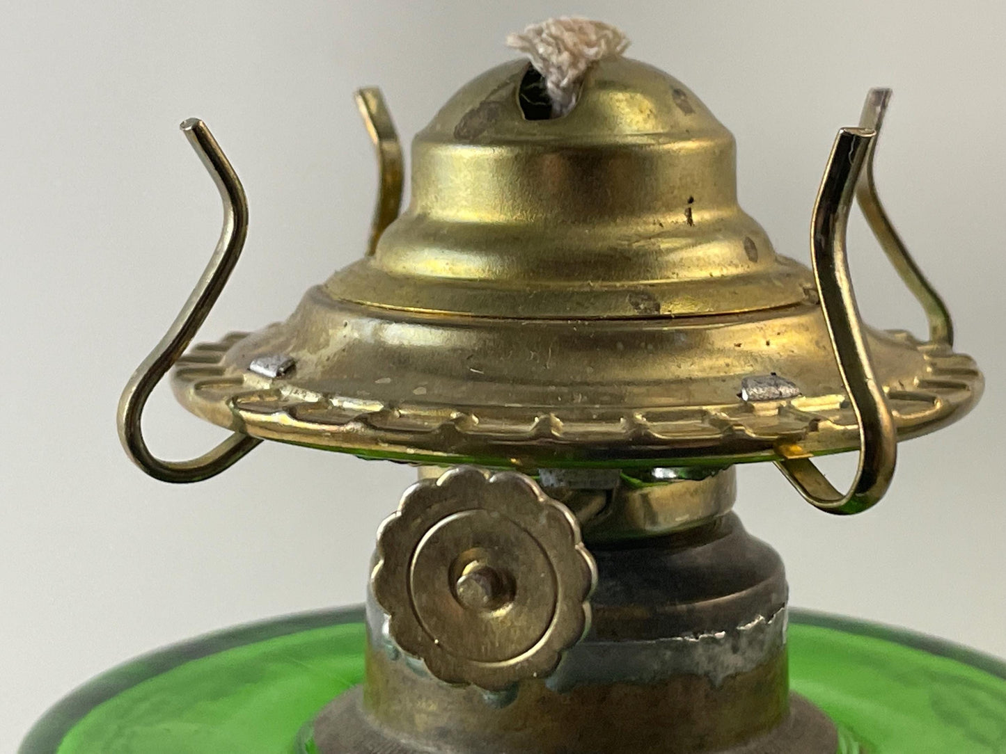 Late Victorian Findlay Green Fishscale and Cable Finger Oil Lamp / Dalzell, Gilmore and Leighton / Vintage Repaired Ebling Collar