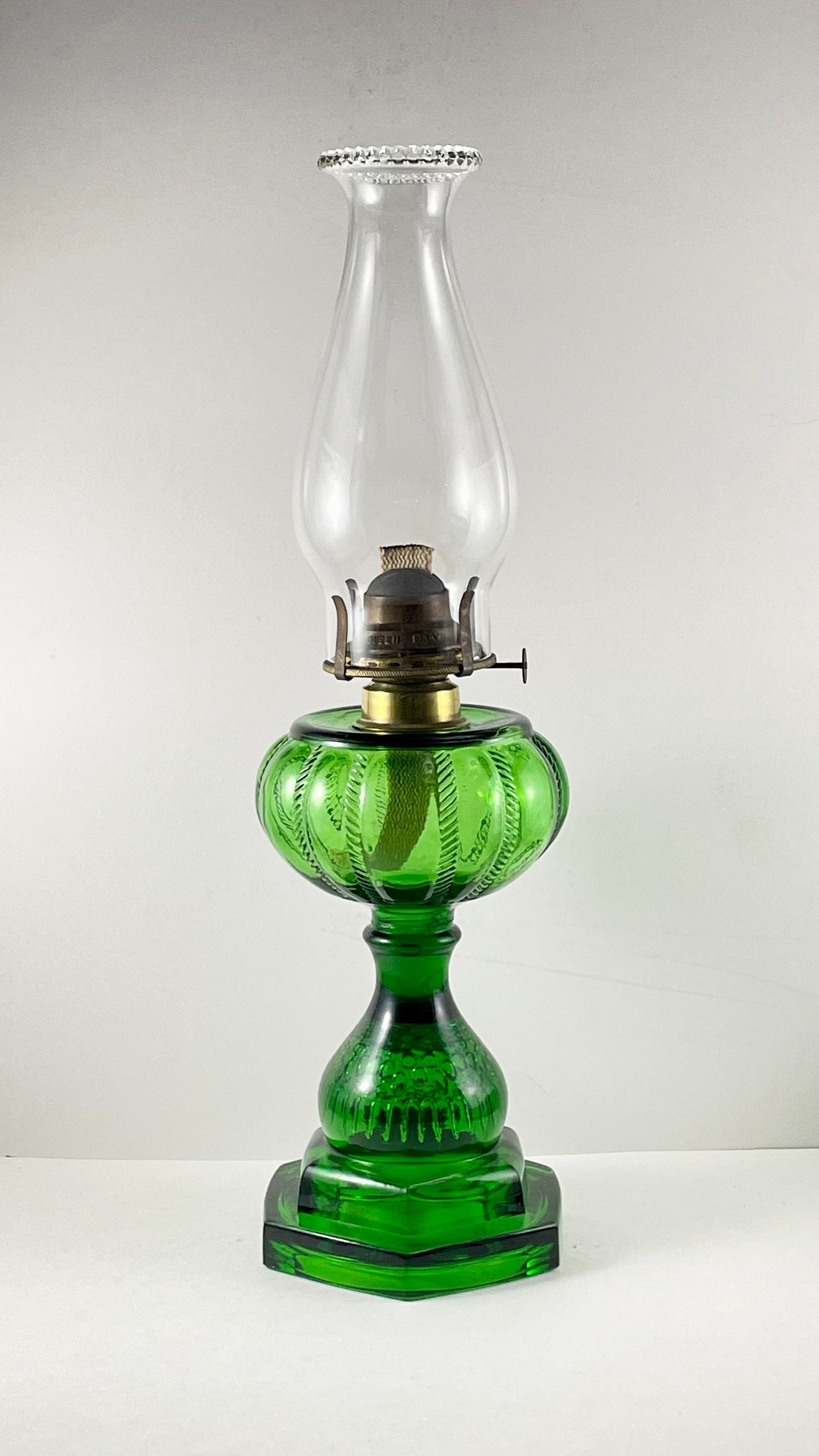 Late Victorian Findlay Green Fishscale and Cable Oil Lamp / Dalzell, Gilmore and Leighton / Ebling Collar / Queen Mary Burner